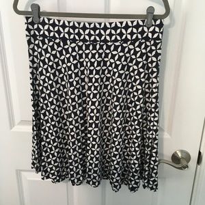 Ann Taylor Loft flippy flared skirt size medium navy and white.